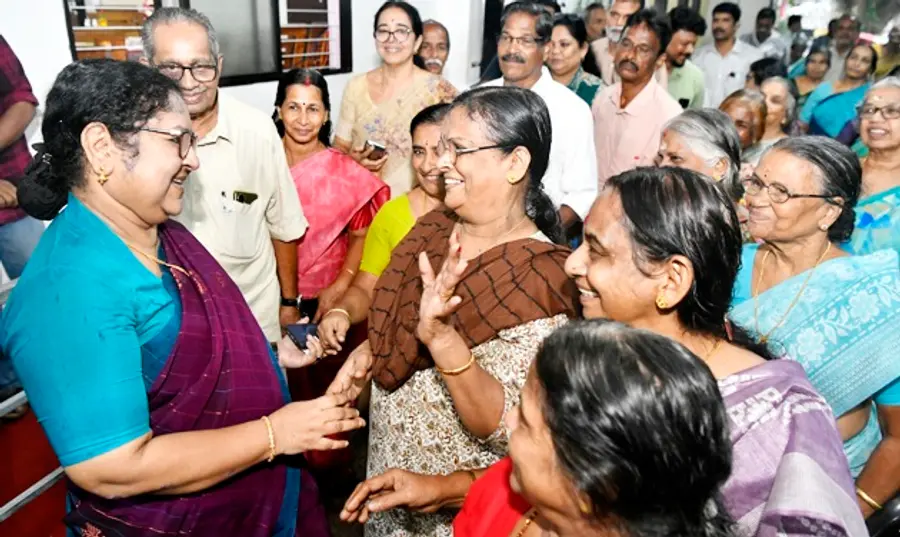 കുണ്ടൂപ്പറമ്പ് സായംപ്രഭാ പകല്വീട്ടിലെ കൂട്ടുകാര് മന്ത്രി ആര് ബിന്ദുവിനെ
സ്വകരിക്കാനെത്തിയപ്പോള്