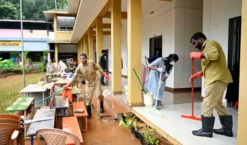 വെള്ളംകയറിയ കോഴിക്കോട് ചെലവൂർ ഗവ. എൽപി സ്കൂൾ അധ്യാപകരും കോര്‍പറേഷന്‍ ജീവനക്കാരും വൃത്തിയാക്കുന്നു 