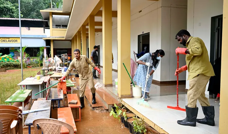 വെള്ളംകയറിയ കോഴിക്കോട് ചെലവൂർ ഗവ. എൽപി സ്കൂൾ അധ്യാപകരും കോര്പറേഷന് ജീവനക്കാരും വൃത്തിയാക്കുന്നു