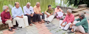 കഥാകൃത്ത്  മുണ്ടൂർ കൃഷ്ണൻ കുട്ടിയുടെ സുഹൃത്തുക്കൾ പെരുംകുളത്തിന്റെ മുന്നിൽ ഒത്തുകൂടിയപ്പോൾ