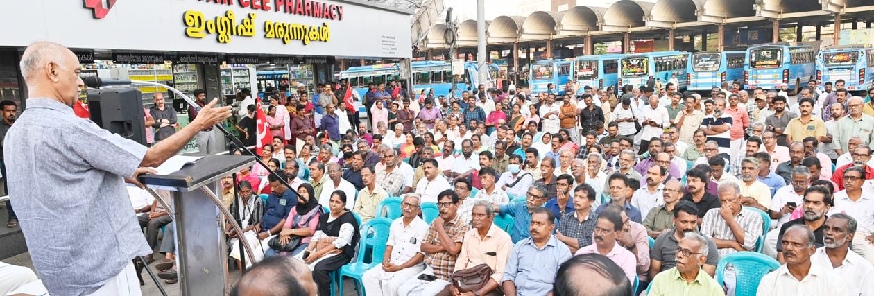 ട്രേഡ്‌ യൂണിയൻ, കർഷക, കർഷക തൊഴിലാളി സംയുക്ത ജില്ലാസമിതിയുടെ നേതൃത്വത്തിലുള്ള  പ്രതിഷേധ സായാഹ്നം  സിഐടിയു സംസ്ഥാന   ജനറൽ സെക്രട്ടറിഎളമരം കരീം ഉദ്‌ഘാടനം ചെയ്യുന്നു