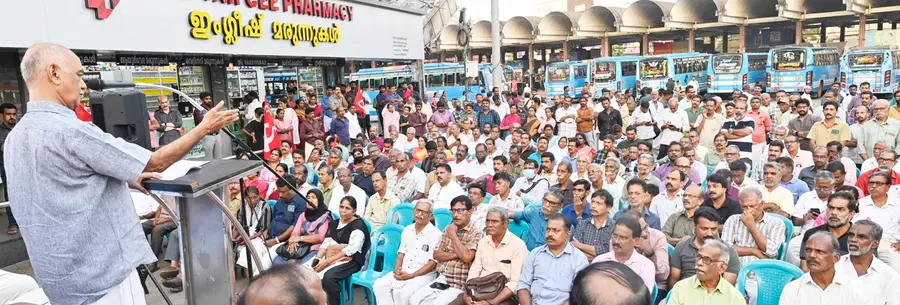 ട്രേഡ് യൂണിയൻ, കർഷക, കർഷക തൊഴിലാളി സംയുക്ത ജില്ലാസമിതിയുടെ നേതൃത്വത്തിലുള്ള പ്രതിഷേധ സായാഹ്നം സിഐടിയു സംസ്ഥാന ജനറൽ സെക്രട്ടറിഎളമരം കരീം ഉദ്ഘാടനം ചെയ്യുന്നു