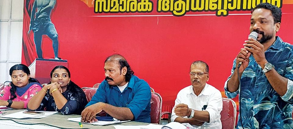 പുന്നപ്ര വയലാർ വാർഷിക വാരാചരണത്തിന്റെ ഭാഗമായ കലാസാഹിത്യ മത്സരങ്ങൾ നാടക സംവിധായകൻ  ജോബ് മഠത്തിൽ ഉദ്ഘാടനംചെയ്യുന്നു 