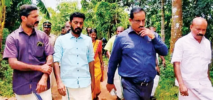 പാലമേൽ കരിങ്ങാലി ഇക്കോ ടൂറിസം പദ്ധതി നടപ്പാക്കുന്ന സ്ഥലം
എം എസ് അരുൺകുമാർ എംഎൽഎ, കലക്ടർ അലക്സ് വർഗീസ്
തുടങ്ങിയവർ സന്ദർശിച്ചപ്പോൾ