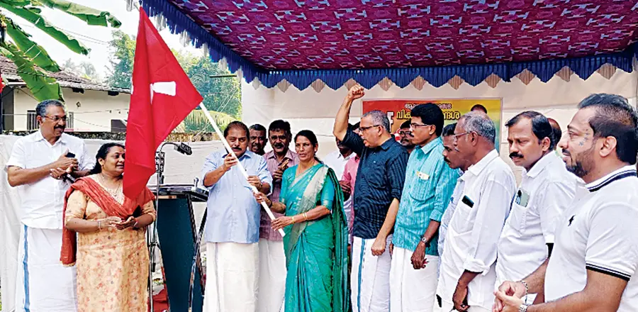 ജാഥാക്യാപ്റ്റൻ കെ കെ ജയമ്മയ്‍ക്ക് ചെങ്കൊടി നൽകി എൽഡിഎഫ് ജില്ലാ കൺവീനർ ആർ നാസർ വികസനജാഥ  ഉദ്ഘാടനംചെയ്യുന്നു