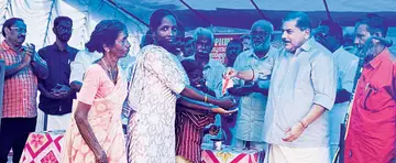 സിപിഐ എം നടുഭാഗം ലോക്കൽ കമ്മിറ്റി നിര്‍മിച്ച് നല്‍കിയ സ്നേഹവീടിന്റെ താക്കോല്‍ നെടുമുടി കളത്തിൽത്തറ സൗമ്യയ്‍‍ക്ക്  ജില്ലാ സെക്രട്ടറി ആർ നാസർ കൈമാറുന്നു