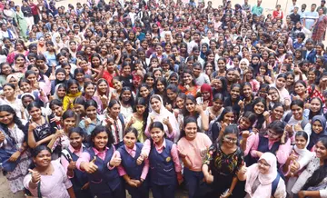 പ്രവേശനോത്സവദിവസമായ തിങ്കളാഴ്ച പാലക്കാട് മോയൻ മോഡൽ ഗേൾസ് ഹയർ സെക്കൻഡറി സ്കൂളിലെത്തിയ വിദ്യാർഥികൾ