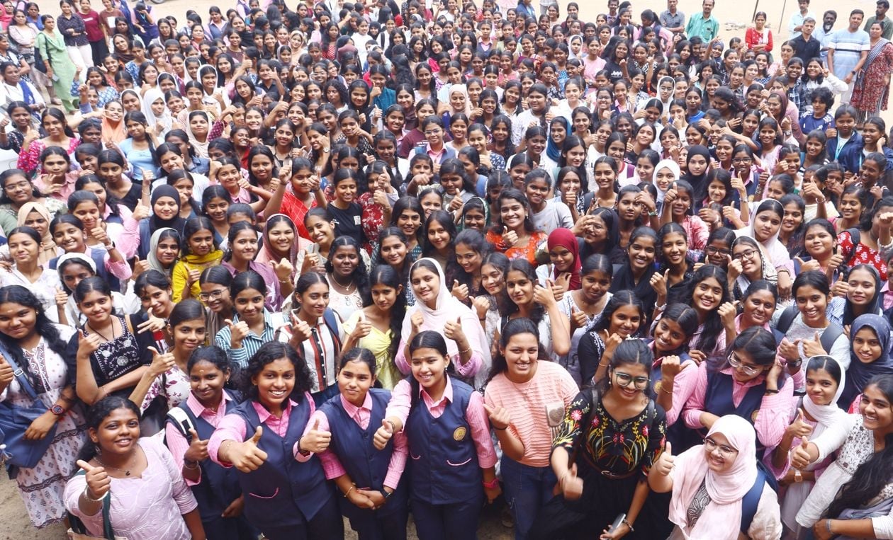 പ്രവേശനോത്സവദിവസമായ തിങ്കളാഴ്ച പാലക്കാട് മോയൻ മോഡൽ ഗേൾസ് ഹയർ സെക്കൻഡറി സ്കൂളിലെത്തിയ വിദ്യാർഥികൾ