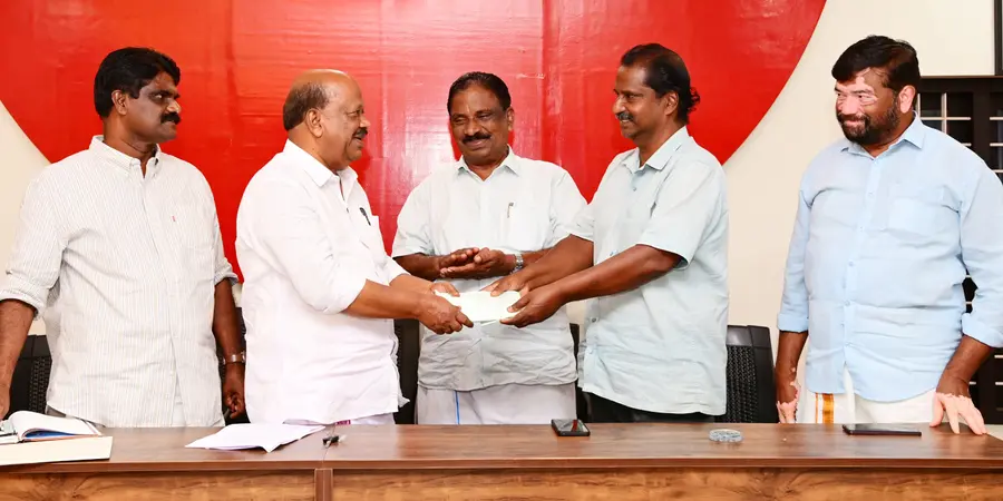 ദേശാഭിമാനി വരിസംഖ്യ സിപിഐ എം സംസ്ഥാന കമ്മിറ്റി അംഗം എസ് ജയമോഹൻ ലോക്കൽ സെക്രട്ടറിമാരിൽനിന്ന്
ഏറ്റുവാങ്ങുന്നു