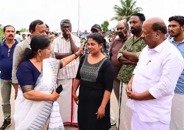നീണ്ടകരയിൽ മീൻപിടിക്കാൻ പോകവെ ബോട്ട് അപകടത്തിൽപ്പെട്ട് കടലിൽ കാണാതായ മകനെ
കണ്ടെത്തണമെന്ന് ആവശ്യപ്പെട്ട് അമ്മ രേഷ്മ നടത്തിയ പ്രതിഷേധത്തിൽ പിന്തുണയുമായി സിപിഐ എം
സംസ്ഥാന കമ്മിറ്റി അംഗങ്ങളായ ജെ മേഴ്സിക്കുട്ടിഅമ്മയും എസ് ജയമോഹനും എത്തിയപ്പോൾ