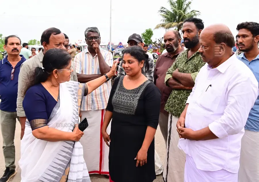 നീണ്ടകരയിൽ മീൻപിടിക്കാൻ പോകവെ ബോട്ട് അപകടത്തിൽപ്പെട്ട് കടലിൽ കാണാതായ മകനെ
കണ്ടെത്തണമെന്ന് ആവശ്യപ്പെട്ട് അമ്മ രേഷ്മ നടത്തിയ പ്രതിഷേധത്തിൽ പിന്തുണയുമായി സിപിഐ എം
സംസ്ഥാന കമ്മിറ്റി അംഗങ്ങളായ ജെ മേഴ്സിക്കുട്ടിഅമ്മയും എസ് ജയമോഹനും എത്തിയപ്പോൾ
