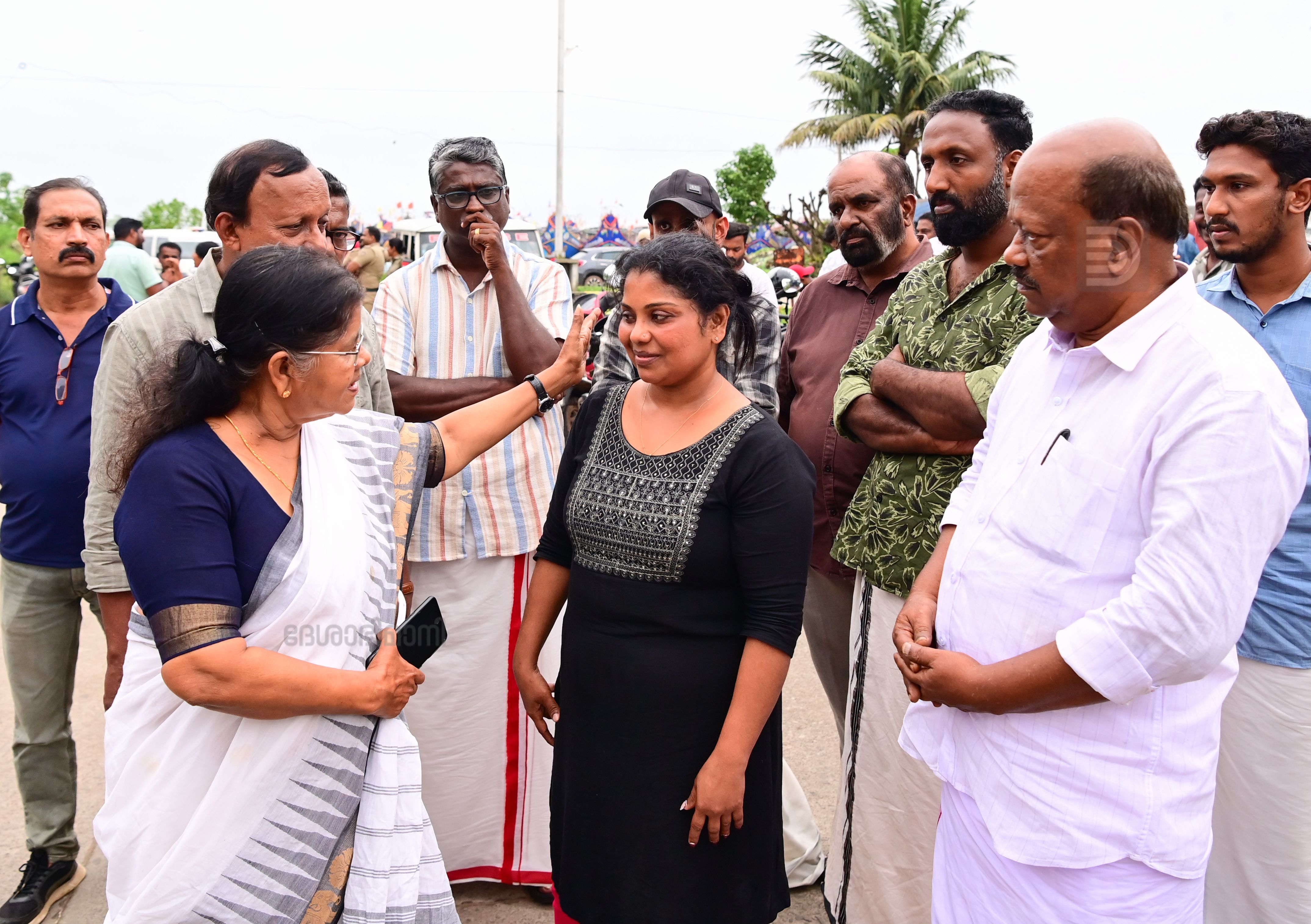 നീണ്ടകരയിൽ മീൻപിടിക്കാൻ പോകവെ ബോട്ട്‌ അപകടത്തിൽപ്പെട്ട്‌ കടലിൽ കാണാതായ മകനെ  കണ്ടെത്തണമെന്ന്‌ ആവശ്യപ്പെട്ട്‌ അമ്മ രേഷ്മ നടത്തിയ പ്രതിഷേധത്തിൽ പിന്തുണയുമായി സിപിഐ എം സംസ്ഥാന കമ്മിറ്റി അംഗങ്ങളായ ജെ മേഴ്സിക്കുട്ടിഅമ്മയും എസ് ജയമോഹനും  എത്തിയപ്പോൾ