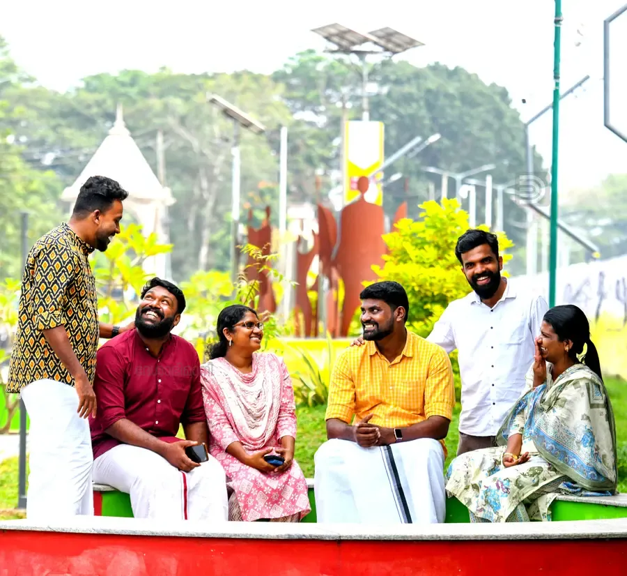 കൊല്ലം വി പാർക്കിൽ തെരഞ്ഞെടുപ്പ് സംബന്ധിച്ചു ചർച്ച ചെയ്യുന്ന എൽഡിഎഫിന്റെ
യുവസ്ഥാനാർഥികളായ എ വിഷ്ണു, ആർ മഹേഷ്, അഡ്വ. വിനിത വിൻസെന്റ്,
അഡ്വ. എസ് ഷബീർ, എജിൻ സാമുവൽ, മിന്നു റോബിൻ എന്നിവർ
ഫോട്ടോ: എം എസ് ശ്രീധർലാൽ