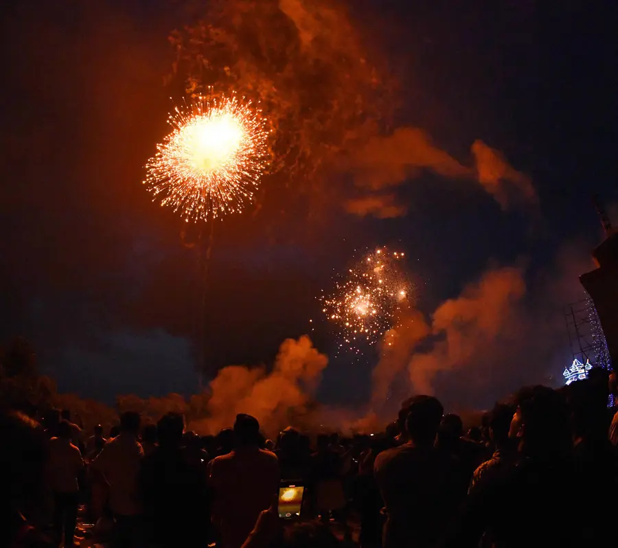 തൃശൂർ പൂരത്തിന്റെ ഭാഗമായി ബുധനാഴ്ച പുലർച്ചെ നടന്ന വെടിക്കെട്ടിൽ നിന്ന്