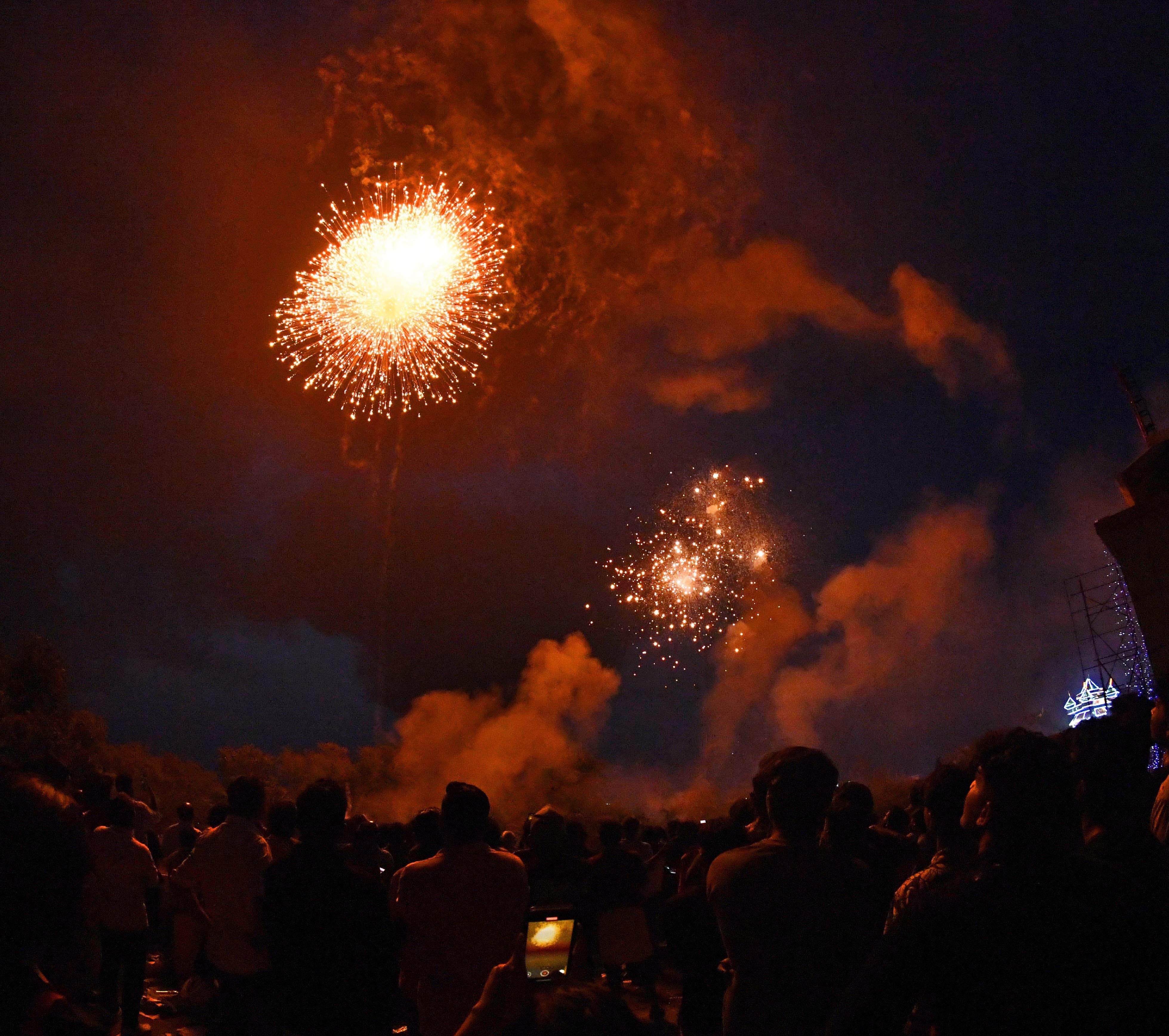 തൃശൂർ പൂരത്തിന്റെ ഭാഗമായി ബുധനാഴ്ച പുലർച്ചെ നടന്ന വെടിക്കെട്ടിൽ നിന്ന്