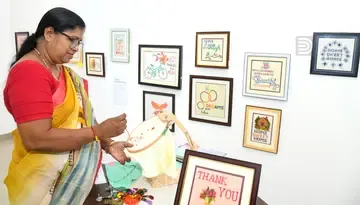 ആശ്രാമം എയ്റ്റ് പോയിന്റ് ആർട്ട് കഫേയിൽ നടക്കുന്ന എമ്പ്രോയ്ഡറി എക്സിബിഷനിൽ ക്രോസ്സ് സ്റ്റിച്ചിങ് ചെയ്യുന്ന ബീന