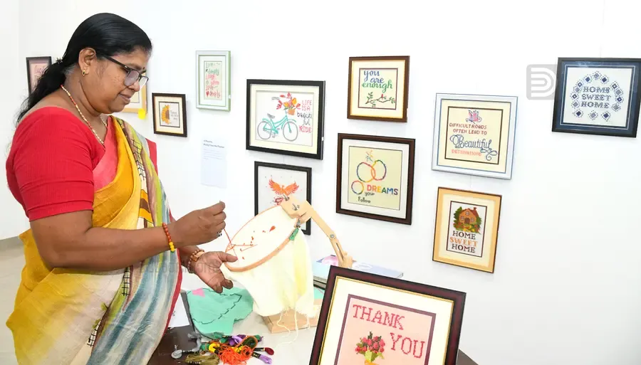 ആശ്രാമം എയ്റ്റ് പോയിന്റ് ആർട്ട് കഫേയിൽ നടക്കുന്ന എമ്പ്രോയ്ഡറി എക്സിബിഷനിൽ ക്രോസ്സ് സ്റ്റിച്ചിങ് ചെയ്യുന്ന ബീന