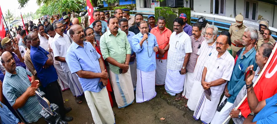 മീൻപിടിത്തത്തിനിടെ യാനം അപകടത്തിൽപ്പെട്ട് കാണാതായ ഗൗതം കൃഷ്ണനെ കണ്ടെത്തുന്നതിൽ സർക്കാരും ഫിഷറീസ് വകുപ്പും കാട്ടുന്ന അനാസ്ഥയ്ക്കെതിരെ മത്സ്യത്തൊഴിലാളി യൂണിയൻ (സിഐടിയു) ജില്ലാ കമ്മിറ്റി നേതൃത്വത്തിൽ നീണ്ടകര ഫിഷറീസ് അസിസ്റ്റന്റ് ഡയറക്ടർ ഓഫീസിലേക്ക് നടത്തിയ പ്രതിഷേധ
മാർച്ച് സിപിഐ എം ജില്ലാ സെക്രട്ടറി എസ് സുദേവൻ ഉദ്ഘാടനംചെയ്യുന്നു
