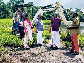 വെള്ളപ്പൊക്കത്തിൽ കണ്ണൻകുഴി റോഡിൽ അടിഞ്ഞുകൂടിയ മാലിന്യങ്ങൾ മണ്ണുമാന്തി യന്ത്രം ഉപയോഗിച്ച് നീക്കം ചെയ്യുന്നു