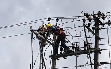 പാലക്കാട് നഗരത്തിൽ കടുത്ത ചൂടിൽ ജോലി ചെയ്യുന്ന കെഎസ്ഇബി ജീവനക്കാർ   /ഫോട്ടോ: സുമേഷ് കോടിയത്ത്