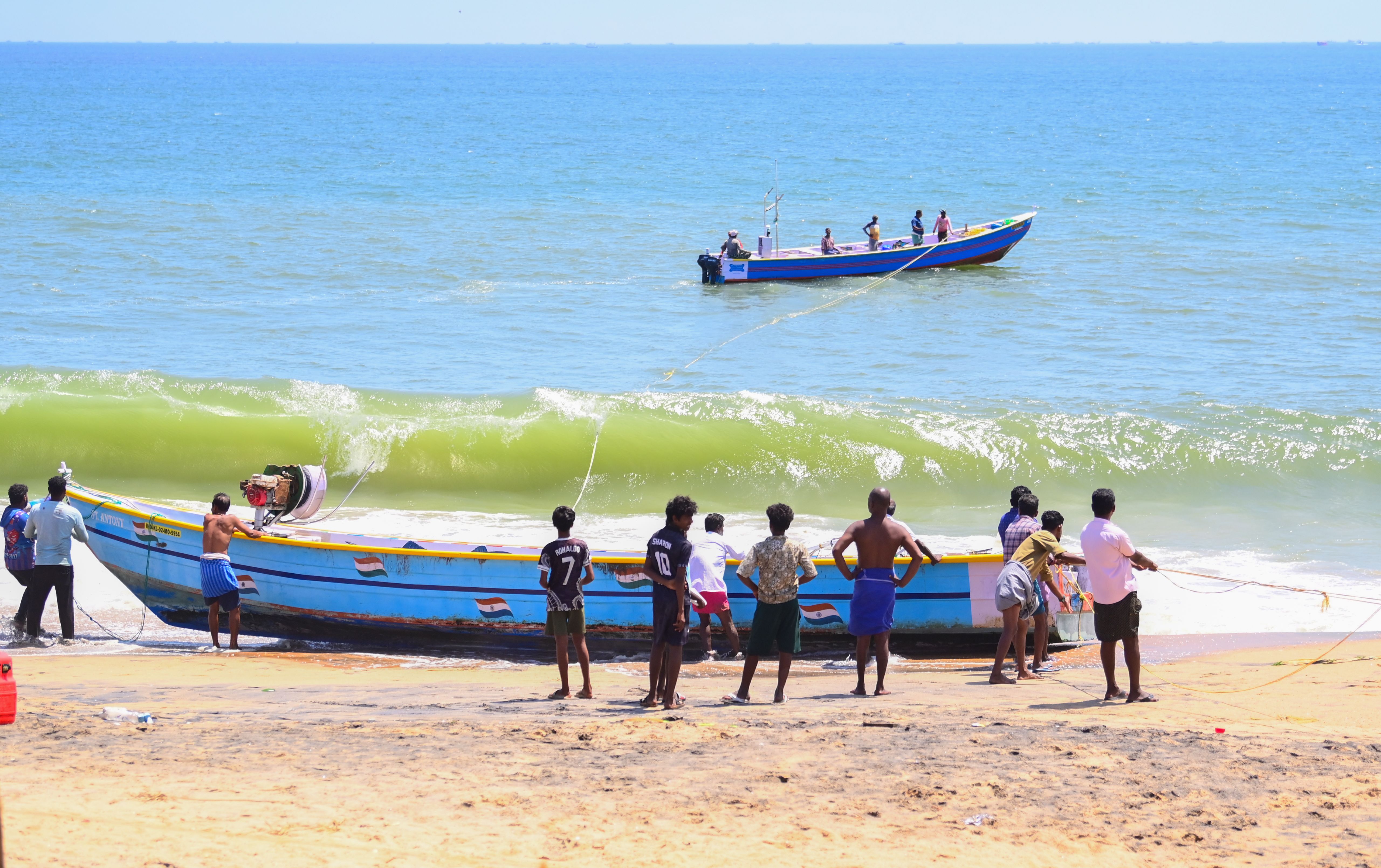 കൊല്ലം ബീച്ചിന് സമീപം മറിഞ്ഞ ബോട്ട് കരയ്ക്കെത്തിക്കാൻ എത്തിയ സെന്റ് ആന്റണി ബോട്ടും മറിഞ്ഞപ്പോള്‍ മറ്റൊരു ബോട്ടിൽ കയറുകെട്ടി വലിച്ചു കൊണ്ടു പോകുന്നു                                       ഫോട്ടോ: എം എസ് ശ്രീധര്‍ലാല്‍
