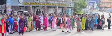 സ്വകാര്യ ബസ് പണിമുടക്കിനെ തുടർന്ന് ചിന്നക്കട ബസ് ബേയിലെ യാത്രക്കാരുടെ തിരക്ക്