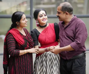 കൃഷ്ണേന്ദു അച്ഛനും അമ്മക്കുമൊപ്പം ആഹ്ലാദം പങ്കിടുന്നു