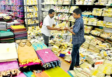 കോഴിക്കോട് നഗരത്തിലെ വസ്ത്ര മൊത്ത വ്യാപാര വിപണിയില് നിന്ന്.