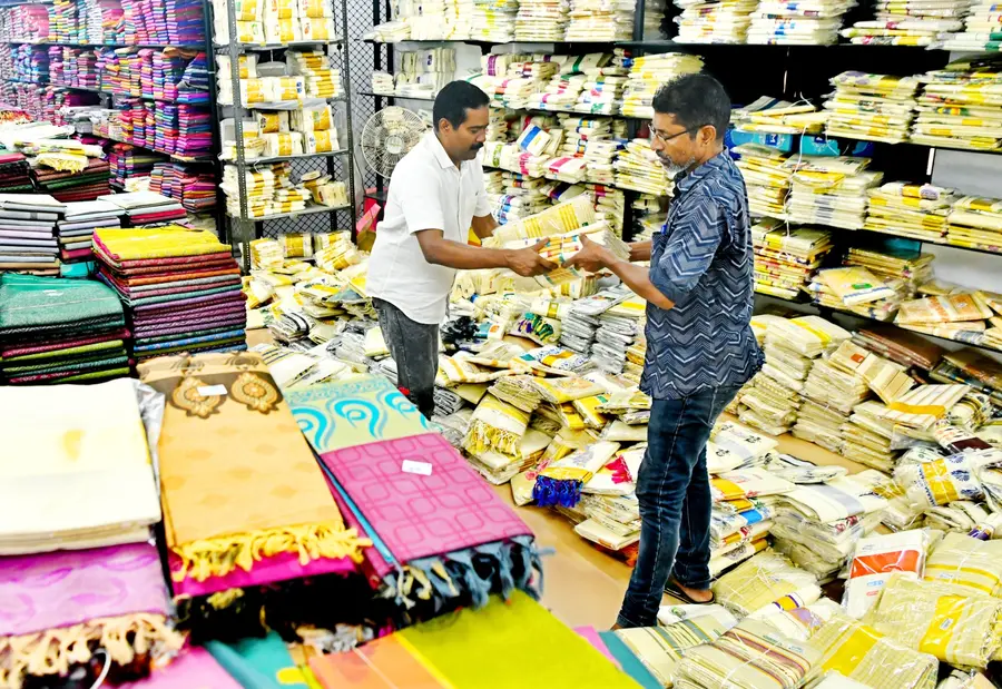 കോഴിക്കോട് നഗരത്തിലെ വസ്ത്ര മൊത്ത വ്യാപാര വിപണിയില്‍ നിന്ന്.