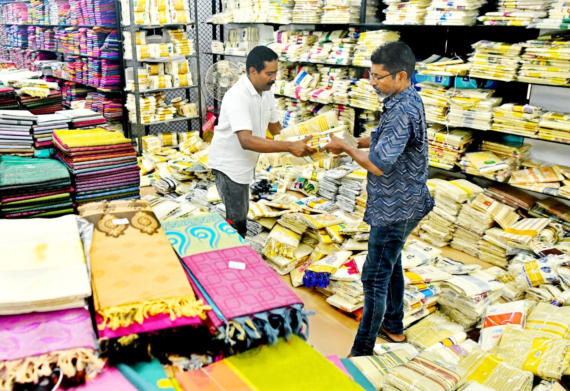 കോഴിക്കോട് നഗരത്തിലെ വസ്ത്ര മൊത്ത വ്യാപാര വിപണിയില്‍ നിന്ന്.