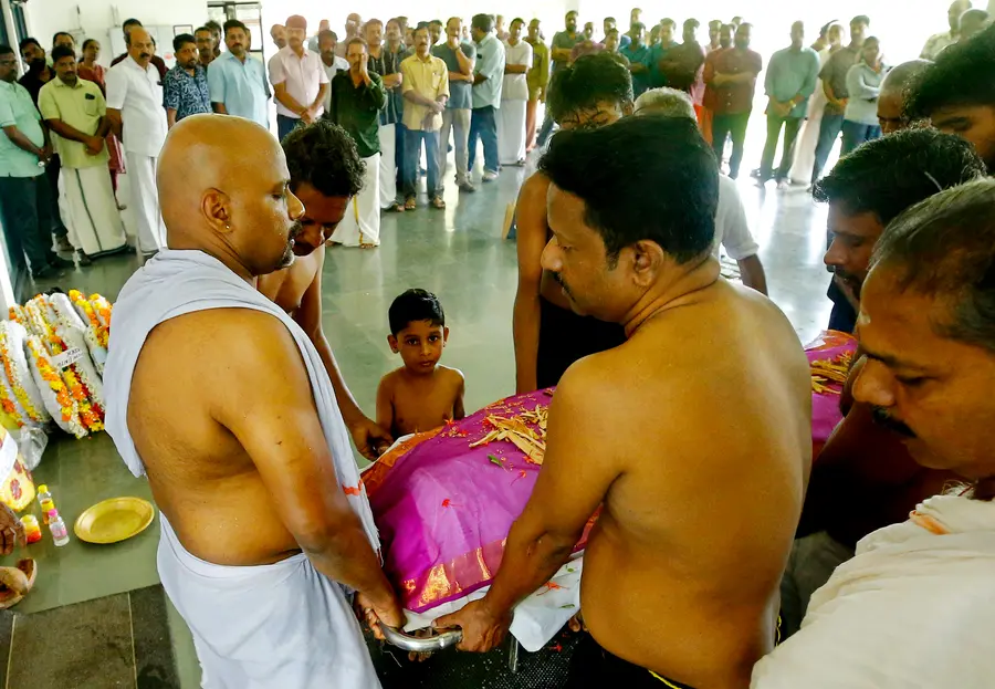 കണ്ടക്ടര് എം എം അരുണിന്റെ മൃതദേഹം മാവൂര് റോഡ് ശ്മശാനത്തില് സംസ്കരിക്കാനായി കൊണ്ടുവന്നപ്പോള്