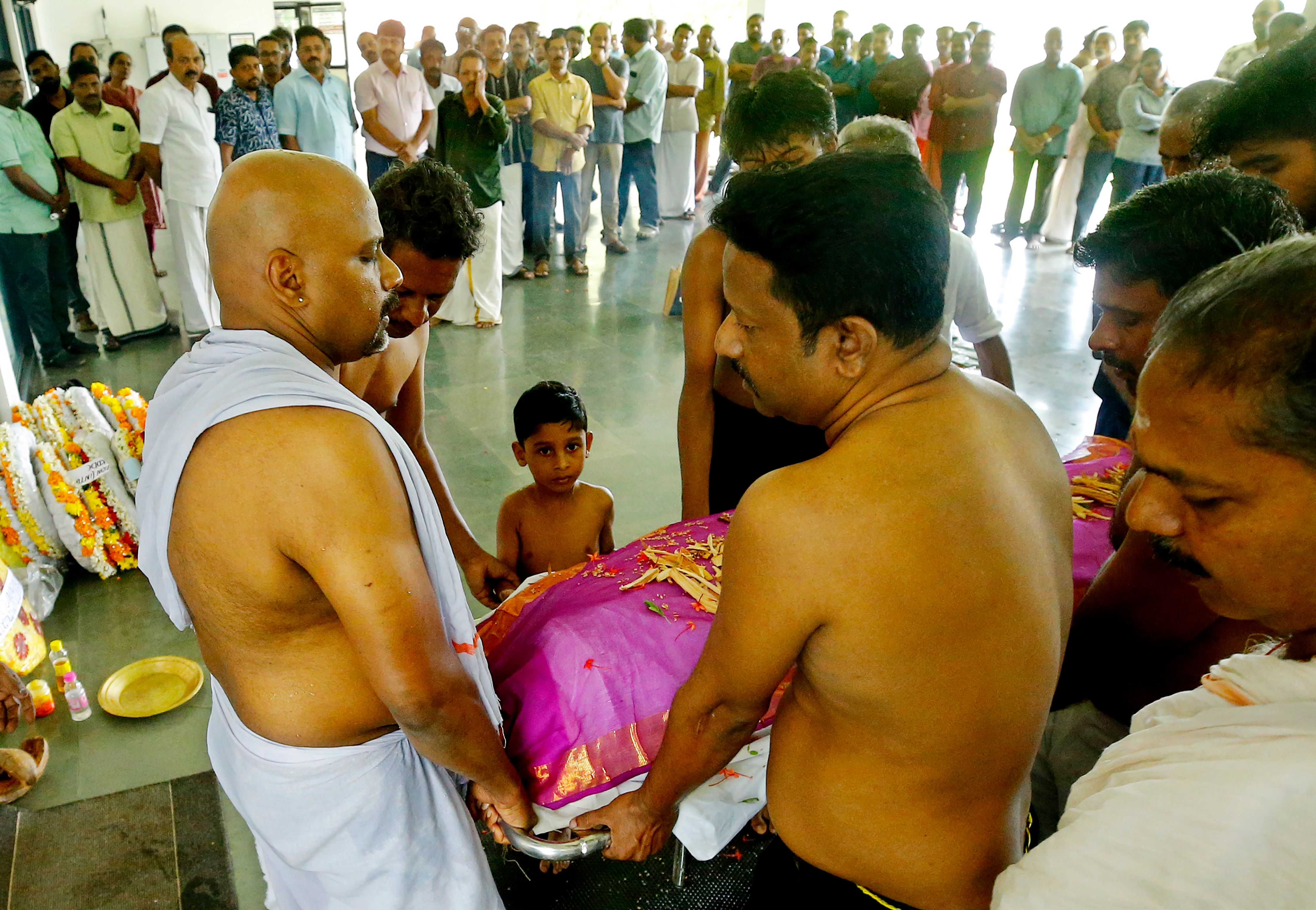 കണ്ടക്ടര്‍ എം എം അരുണിന്റെ മൃതദേഹം മാവൂര്‍ റോ‍‍ഡ് ശ്മശാനത്തില്‍ സംസ്കരിക്കാനായി കൊണ്ടുവന്നപ്പോള്‍