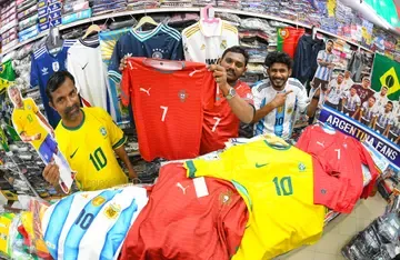 ഫുട്ബോൾ ലോകകപ്പുമായി ബന്ധപ്പെട്ട്‌ വിവിധ ടീമുകളുടെ ജേഴ്‌സികൾ ചിന്നക്കടയിലെ നൂർ ഫാബ്രിക്സിൽ വിൽപ്പനയ്‌ക്ക് എത്തിച്ചപ്പോൾ 
