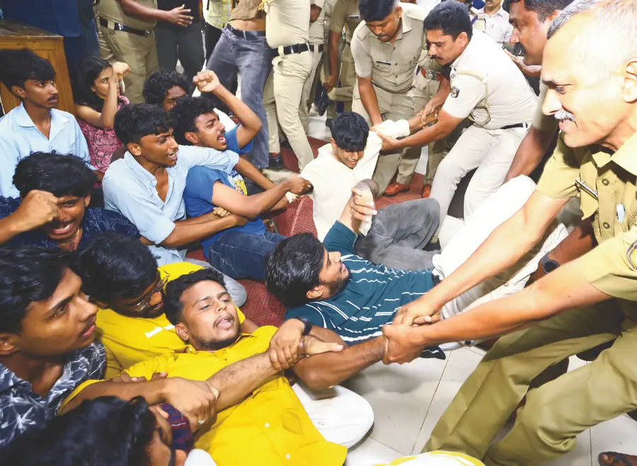 പിഎസ്സി ജില്ലാ ഓഫീസിൽ പ്രതിഷേധിച്ച എസ്എഫ്ഐ പ്രവർത്തകരെ പൊലീസ് ബലംപ്രയോഗിച്ച് നീക്കുന്നു