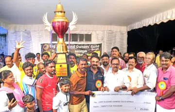 ലൈറ്റ് ആൻഡ്‌ സൗണ്ട് ഓണേഴ്സ് ഗില്‍ഡ് കേരളയുടെ ജില്ലാ സമ്മേളനത്തിന്റെ ഭാഗമായി  സംഘടിപ്പിച്ച വൈദ്യുത ദീപാലങ്കാര മത്സരത്തിലെ  വിജയികൾക്ക്‌  കൊച്ചിൻ ദേവസ്വം ബോർഡ് പ്രസിഡന്റ് കെ  രവീന്ദ്രൻ ട്രോഫി സമ്മാനിക്കുന്നു