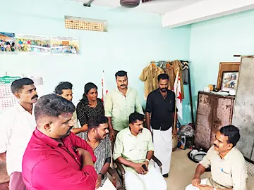 മുഹമ്മ കുമരകം ഫെറിയിലെ യാത്രാദുരിതത്തിന് പരിഹാരം കാണണമെന്നാവശ്യപ്പെട്ട് ഡിവൈഎഫ്ഐ മുഹമ്മ മേഖല കമ്മിറ്റി നേതൃത്വത്തിൽ ജലഗതാഗത ഓഫീസ് ഉപരോധിക്കുന്നു
