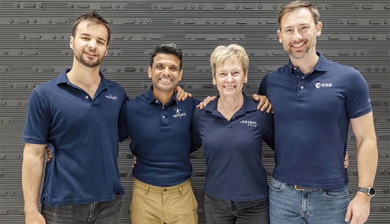 ആക്സിയം-4 മിഷൻ സംഘാംഗങ്ങൾ ടിബോർ കാപു, ശുഭാൻശു ശുക്ല, പെഗ്ഗി വിറ്റ്സൺ, സ്വാവോസ് ഉസ്നാൻസ്കി-വിസ്നിവസ്കി