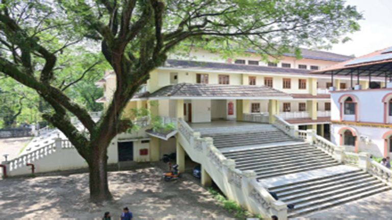 maharajas college