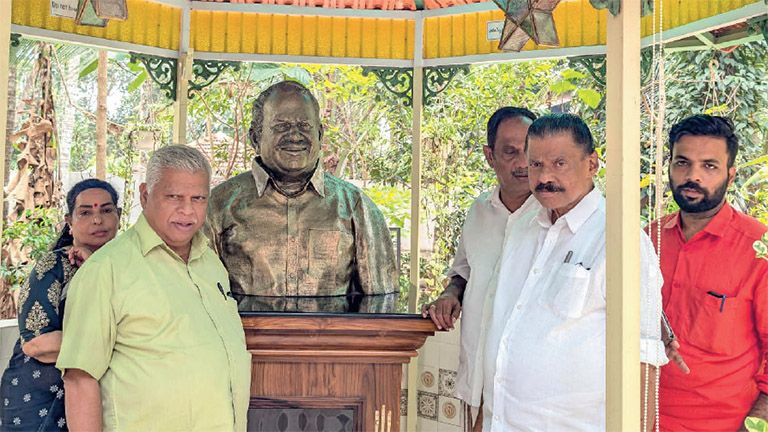 m v govindan visited kodiyeri balakrishnan memmorial