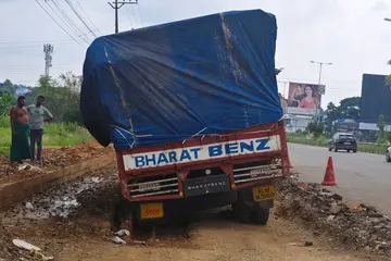 ആമ്പല്ലൂർ സർവീസ്റോഡിൽ ലോറി താഴ്ന്ന നിലയിൽ 