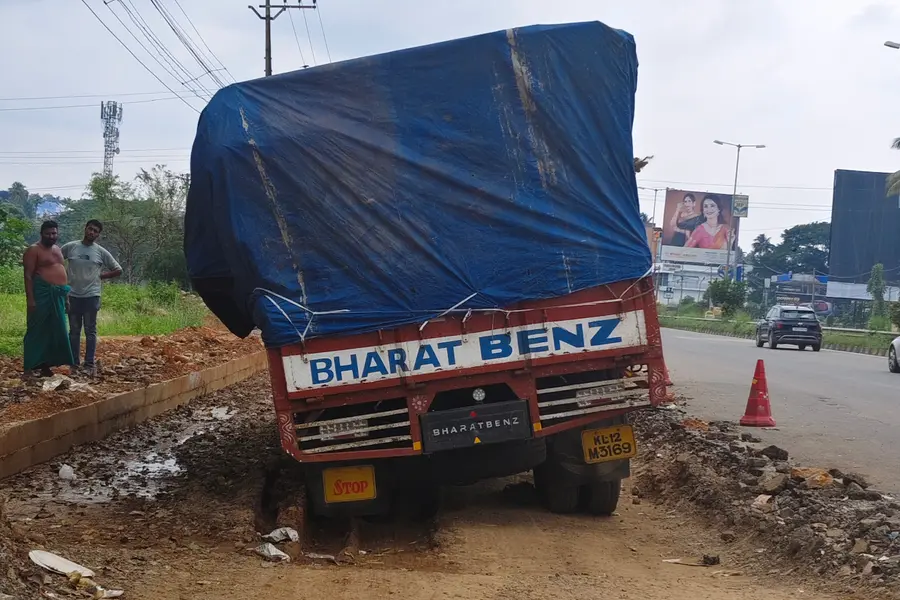ആമ്പല്ലൂർ സർവീസ്റോഡിൽ ലോറി താഴ്ന്ന നിലയിൽ