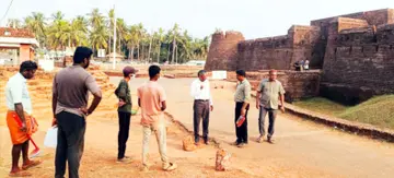 കേന്ദ്ര പുരാവസ്‌തു വകുപ്പ് തൃശൂർ സർക്കിൾ സൂപ്രണ്ടിങ് ആർക്കിയോളജിസ്റ്റ് കെ രാമകൃഷ്ണ റെഡ്ഢിയുടെ നേതൃത്വത്തിൽ ബേക്കൽ കോട്ടക്കകത്ത് നടക്കുന്ന ചെങ്കല്ല് പാകുന്ന പ്രവൃത്തി വിലയിരുത്തുന്നു