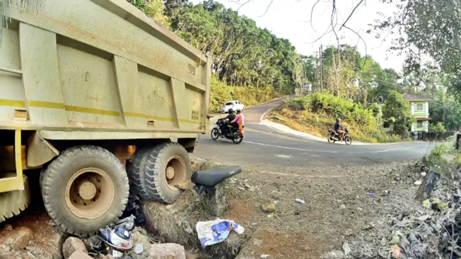 മുണ്ടോട്ട് –- കാഞ്ഞിരപ്പൊയിൽ റോഡിൽ നിയന്ത്രണംവിട്ട് വീട്ടുവളപ്പിലേക്ക് പാഞ്ഞുകയറിയ ചരക്കുലോറി. ലോറിക്കടിയിൽപെട്ട സ്കൂട്ടറും കാണാം