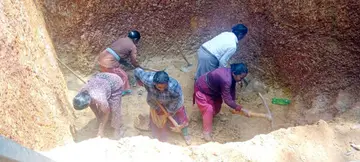 മുന്നാട് കമ്മാളംകയയിലെ അപ്പക്കുഞ്ഞിയുടെ വീടിന് സമീപം കുടിവെള്ളത്തിനായി കുളം നിർമിക്കുന്ന തൊഴിലുറപ്പ് തൊഴിലാളികൾ