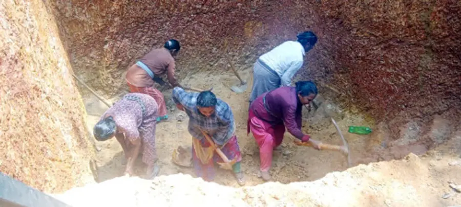 മുന്നാട് കമ്മാളംകയയിലെ അപ്പക്കുഞ്ഞിയുടെ വീടിന് സമീപം കുടിവെള്ളത്തിനായി കുളം നിർമിക്കുന്ന തൊഴിലുറപ്പ് തൊഴിലാളികൾ