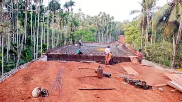 പണി പുരോഗമിക്കുന്ന ചെരണത്തല പാലം