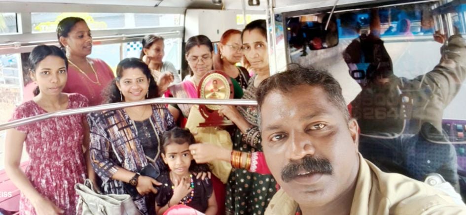  വിരമിച്ച പിലിക്കോട്‌ വയലിലെ നാരായണിക്ക്‌  ദമാസ്‌ ബസിൽ  ഉപഹാരം നൽകുന്നു.