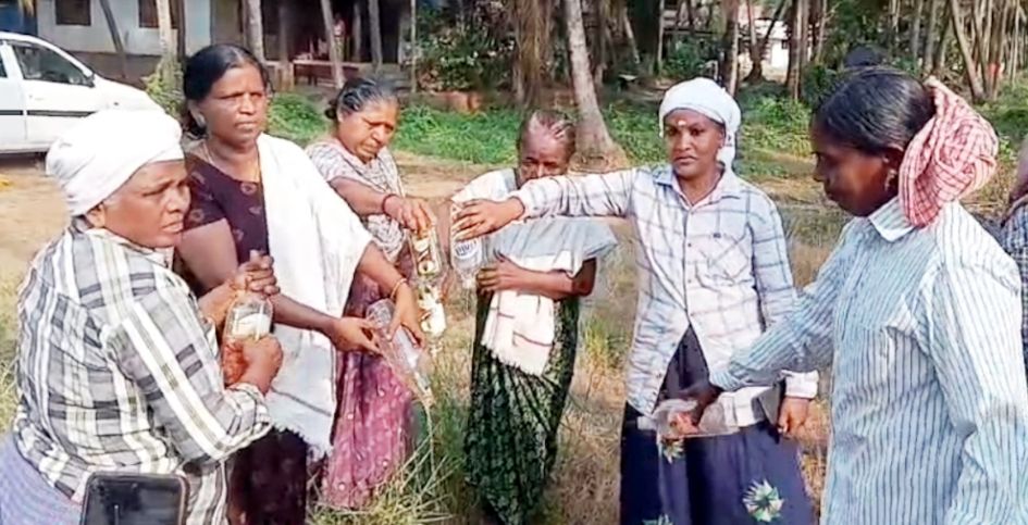 പടന്ന കാന്തിലോട്ട് മൈമ സ്‌കൂൾ പരിസരത്ത് കണ്ടെത്തിയ മദ്യം 
