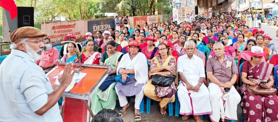 നീലേശ്വരം പോസ്റ്റ് ഓഫീസിലേക്ക് സ്കീം വർക്കർമാർ നടത്തിയ മാർച്ച്