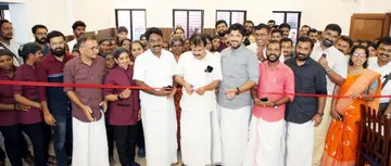 ജില്ലാ പഞ്ചായത്ത് ഓഫീസ്‌ പരിസരത്ത്‌ കുടുംബശ്രീ പ്രീമിയം കഫേ എൻ എ നെല്ലിക്കുന്ന് എംഎൽഎ ഉദ്‌ഘാടനം ചെയ്യുന്നു
